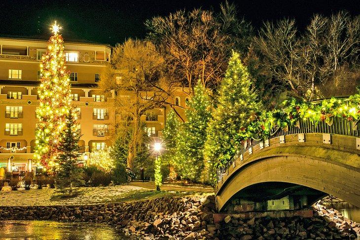 Luces navideñas en The Broadmoor en Colorado Springs