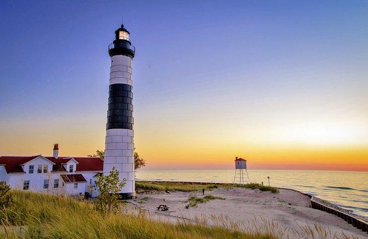 Big Sable Lighthouse an den Ufern des Michigansees bei Sonnenuntergang