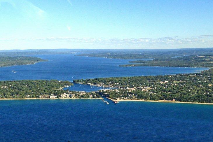 Luftansicht des Lake Charlevoix