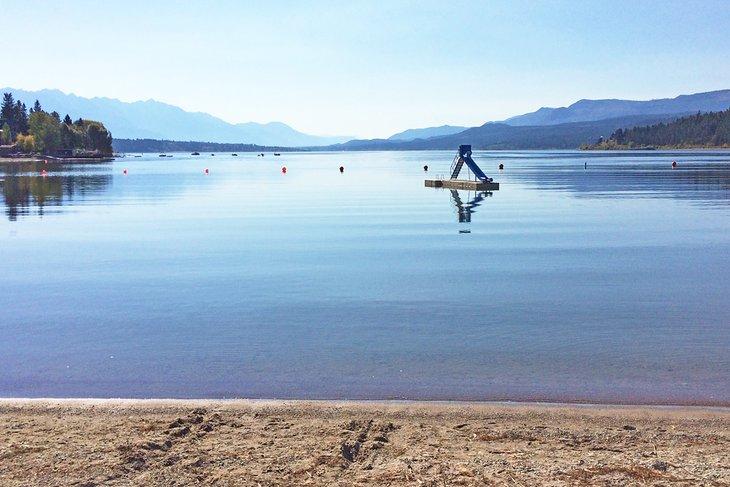 Una de las tres playas en el Lago Windermere, BC