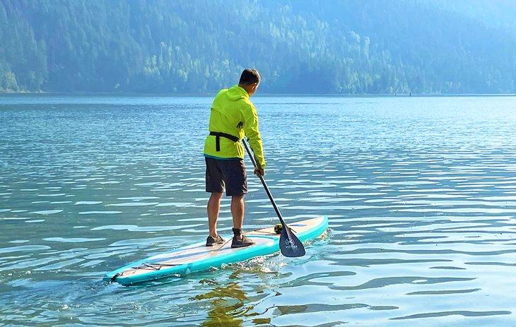 Remando en una tabla de paddle