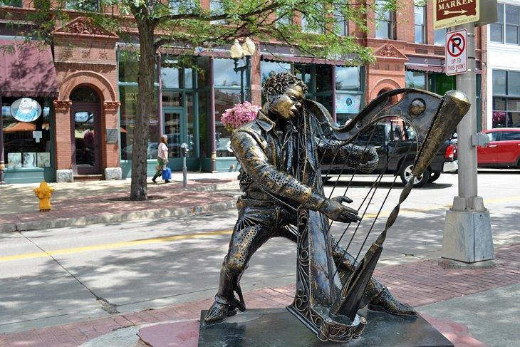 Escultura Strings of Happiness de Osamede Obazee, Sioux Falls SculptureWalk
