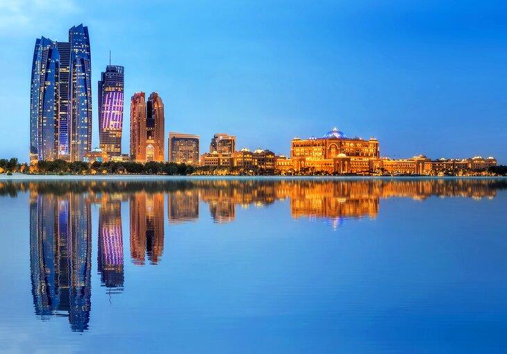 Abu Dhabi al anochecer