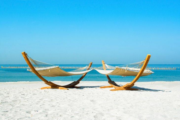 Hamacas en la playa de Saadiyat Island