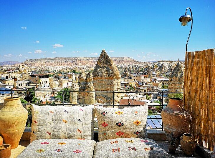 Terraza de un hotel-cueva en Göreme