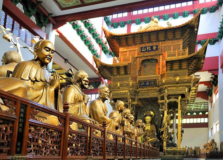 Lingyin Tempel und der Gipfel, der von weit her flog