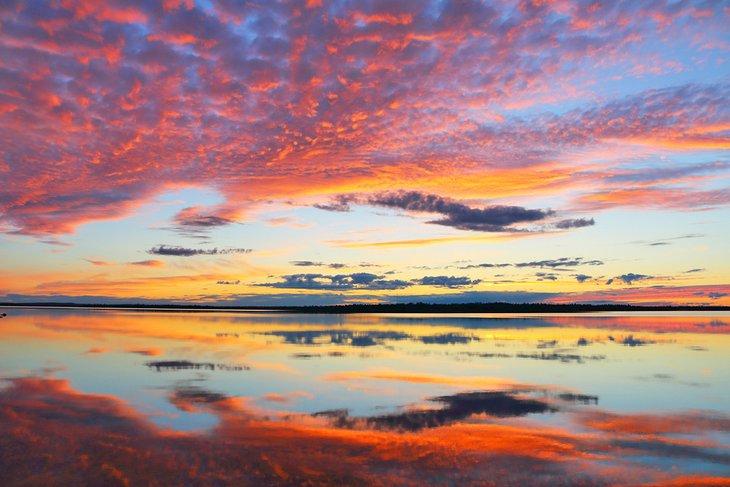 Mitternachtssonne-Reflexion auf dem Lake Inari