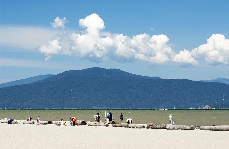 Personas en la playa en Kitsilano, Vancouver