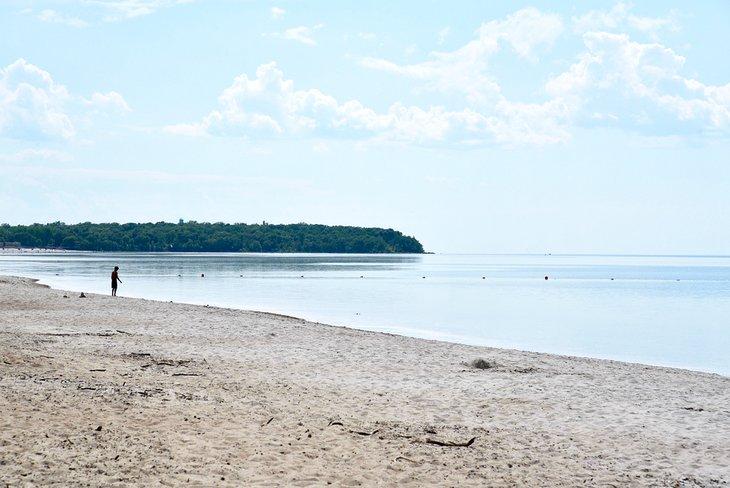 Niño en la orilla de Grand Beach, Manitoba