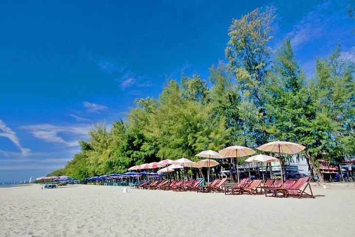 Chaises de plage colorées à la plage de Cha-Am