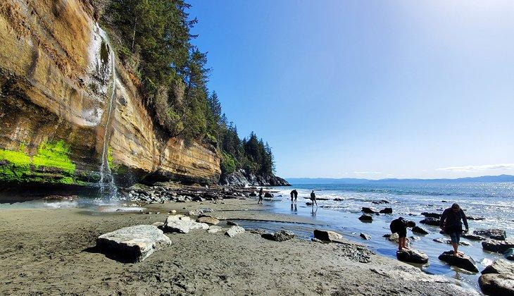 Mystic Beach und Mystic Falls