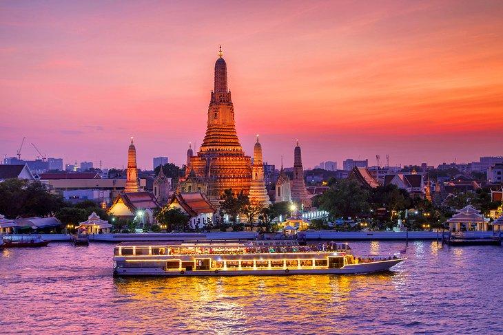 Barco de crucero frente a Wat Arun