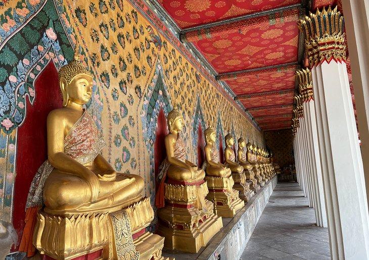 Fila de Budas en Wat Arun