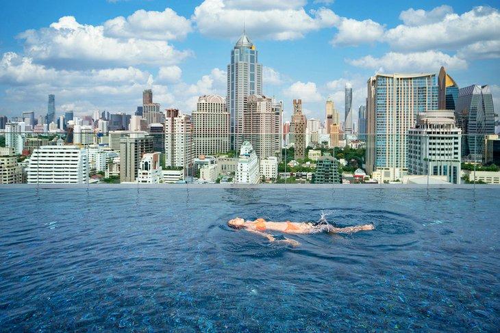 Piscina en la azotea de un hotel de lujo en Bangkok