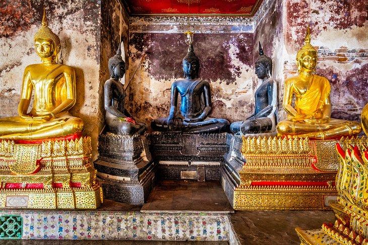 Estatuas de Buda dentro del templo Wat Suthat en Bangkok