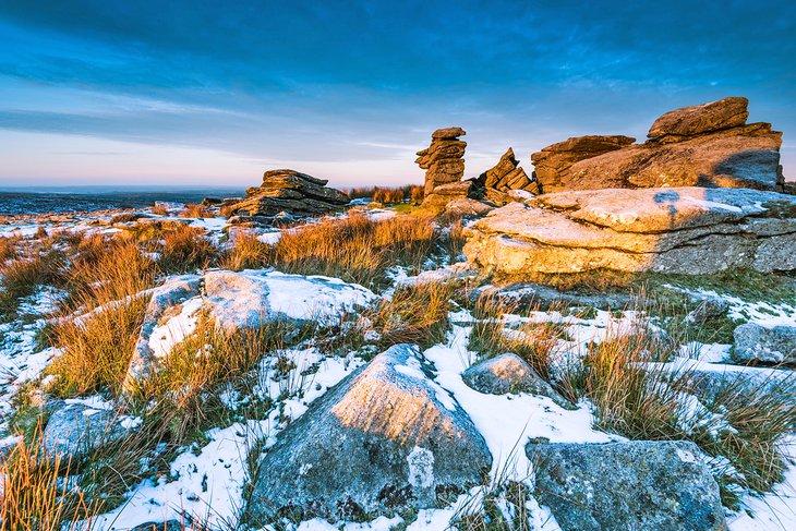 Amanecer en una mañana nevada en el Parque Nacional de Dartmoor