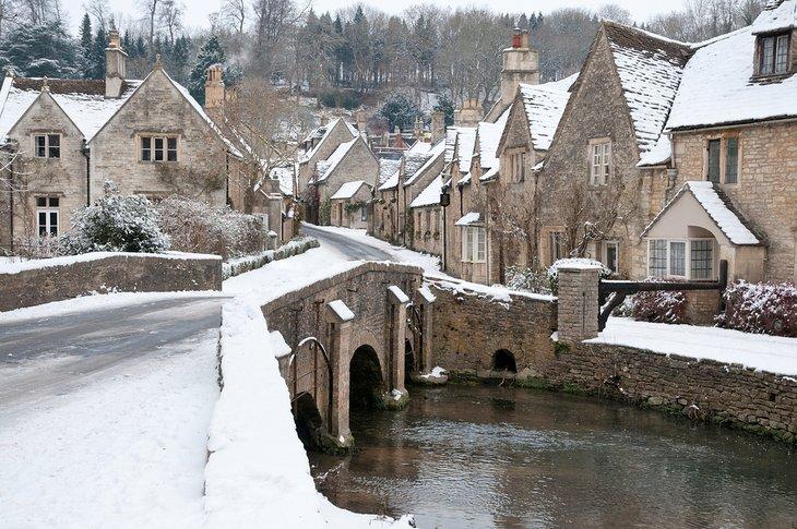 La aldea cubierta de nieve de Castle Combe en los Cotswolds