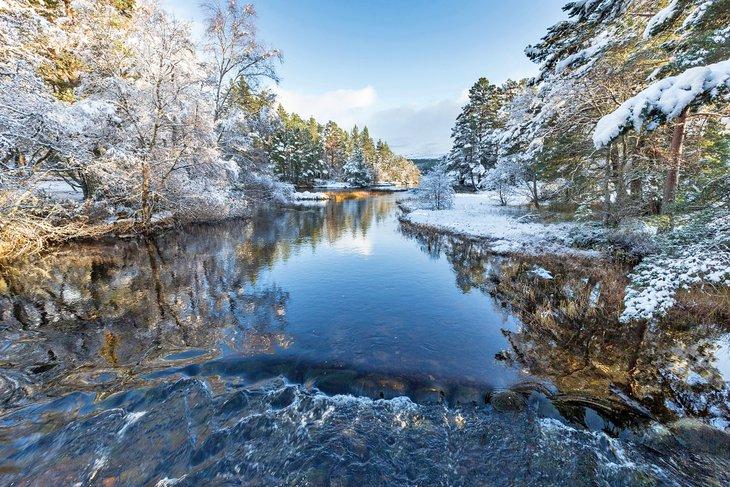 El río Luineag fluyendo hacia el lago Morlich en el Parque Nacional de Cairngorms