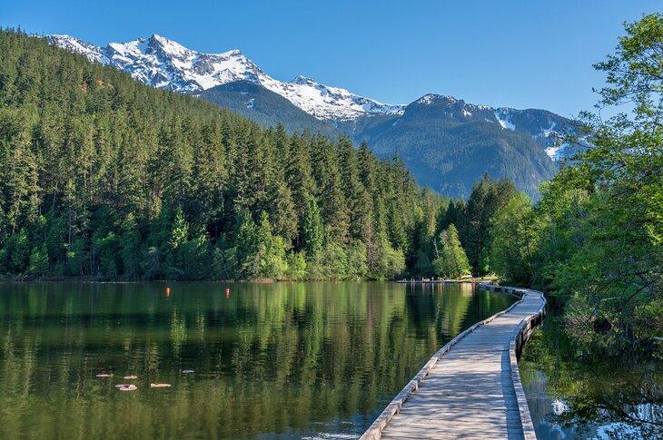 Sendero de pasarela en One Mile Lake, Pemberton