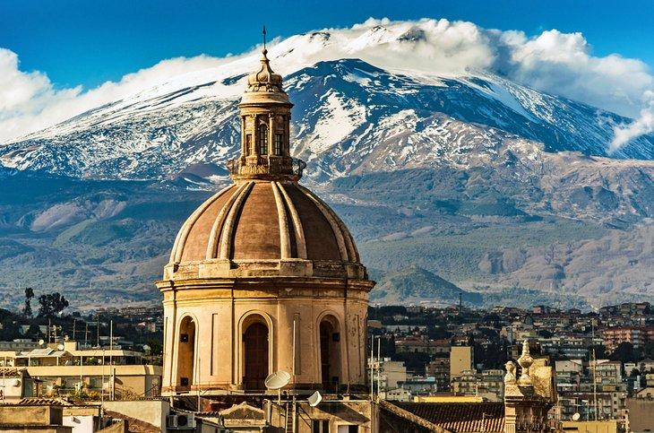 Catedral de Catania con el Monte Etna nevado a lo lejos