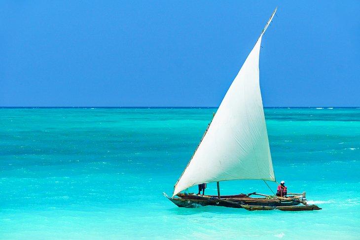 Voile en bateau à dhows au large de Zanzibar