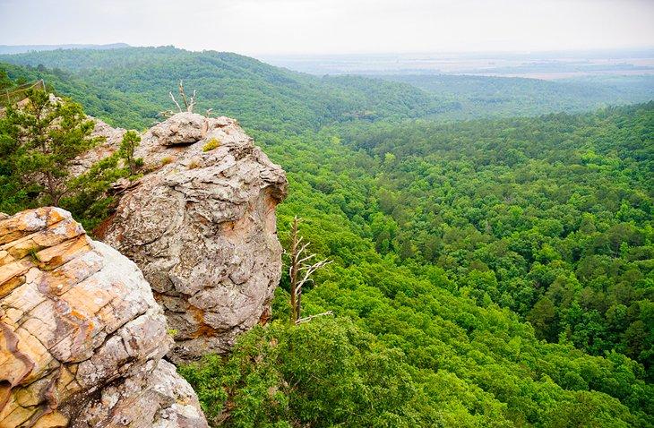 Aussicht von der Klippe im Petit Jean State Park