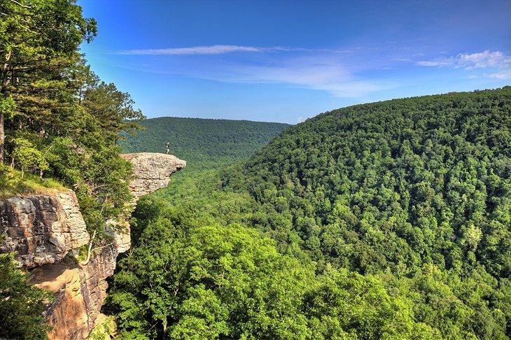 Wanderer auf dem Whitaker Point, auch bekannt als Hawksbill Crag
