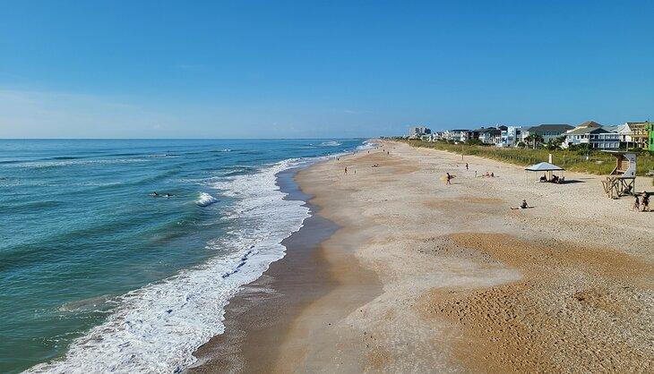 Vista sobre la playa de Wrightsville desde el muelle de pesca de Johnnie Mercer