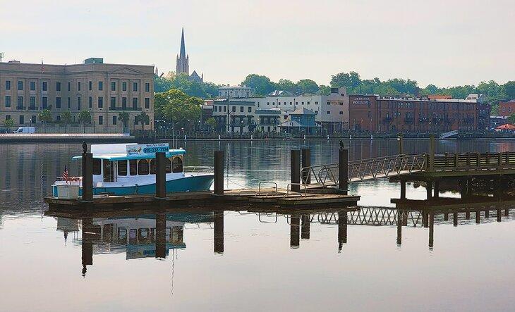 Un taxi acuático atracado cerca del Acorazado Carolina del Norte y el centro de Wilmington al otro lado del río
