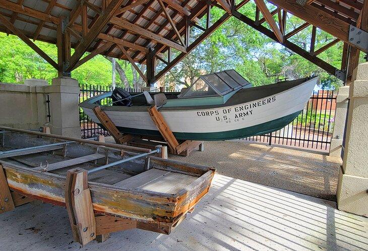 Una exhibición al aire libre en el Museo Cape Fear