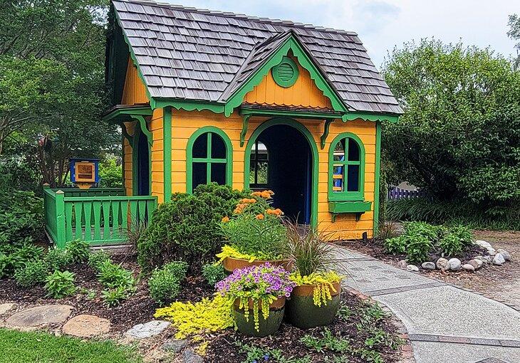Casa de juegos pequeña en el Arboreto de New Hanover