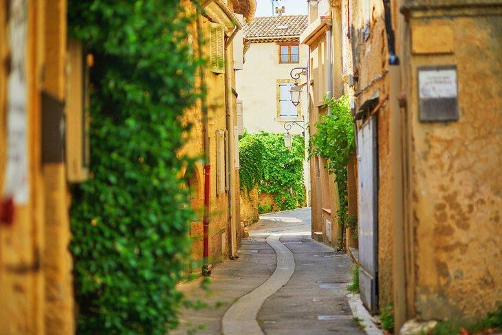 Calle peatonal en el pueblo de Lourmarin