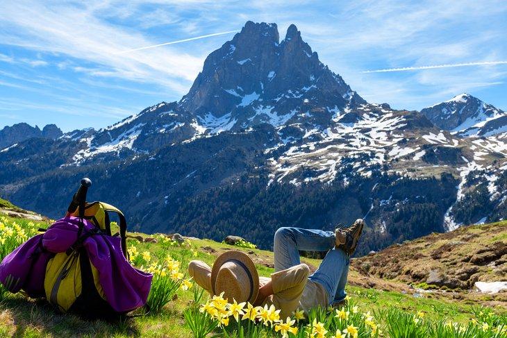 Senderista descansando en las montañas de Béarn