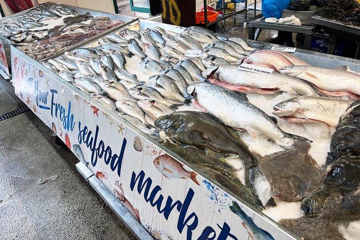 Puesto de pescadería en el Mercado de St. George, Belfast