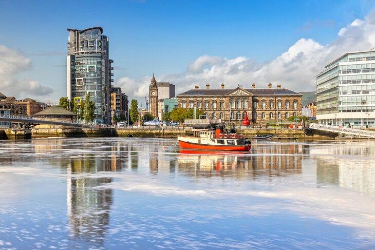 Casa personalizada y Río Lagan en Belfast, Irlanda del Norte