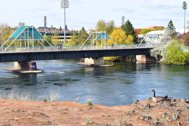 El Sendero Centennial cruzando el Río Spokane