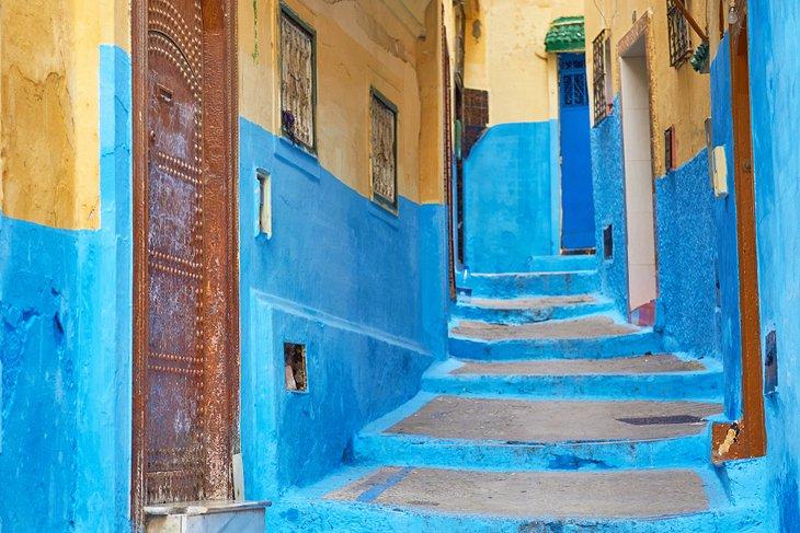 Une ruelle colorée dans la médina de Tanger