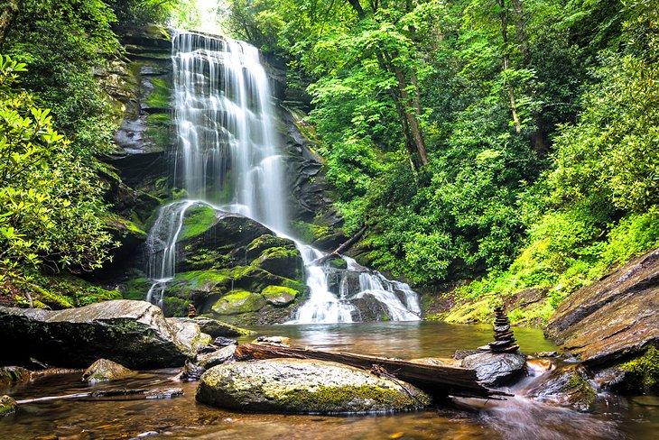 Cataratas Upper Catawba en el Bosque Nacional Pisgah
