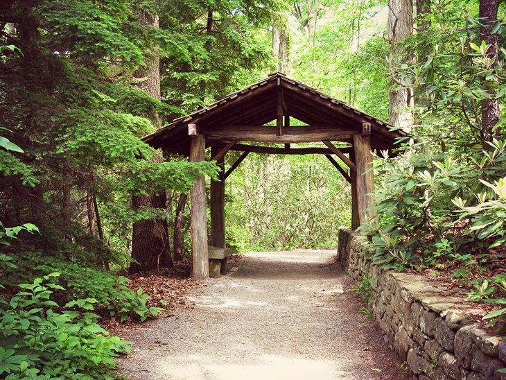 Vieja puente cubierto en los Jardines Botánicos de Asheville