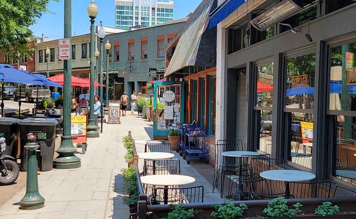 Mesas en Wall Street en Asheville