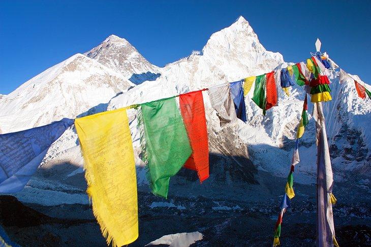 Banderas de oración frente al Mt. Everest