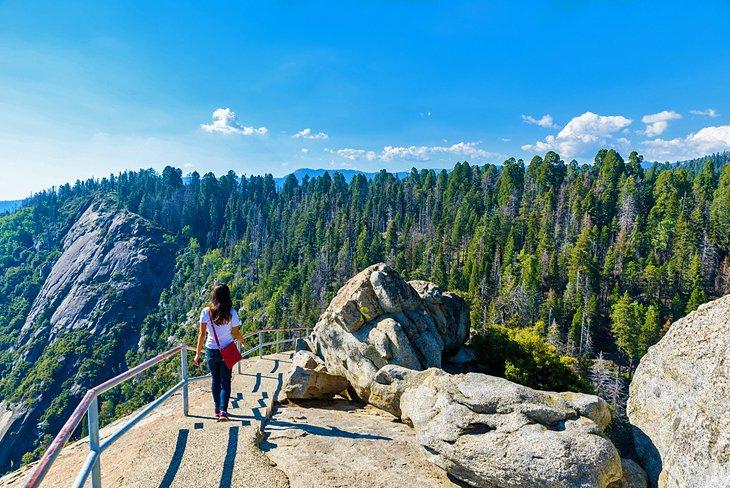 Un randonneur sur Moro Rock dans le Parc National de Sequoia