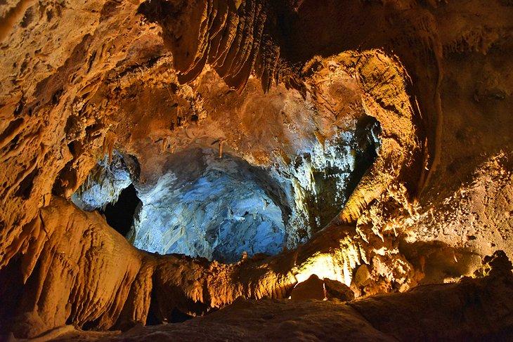 À l'intérieur des Grottes du Lac Shasta