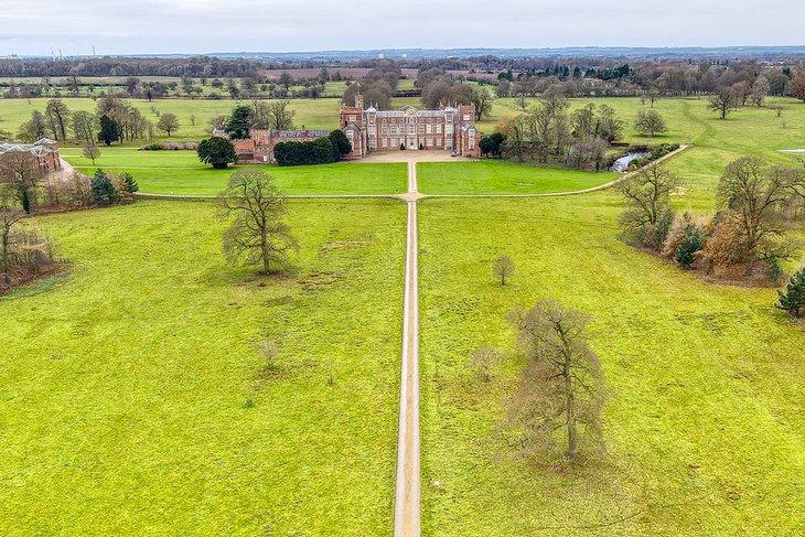 Vue aérienne de Burton Constable Hall et des jardins