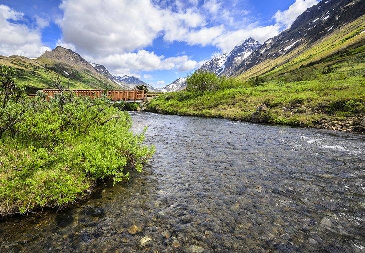 Pont sur un ruisseau dans le Parc d'État de Chugach