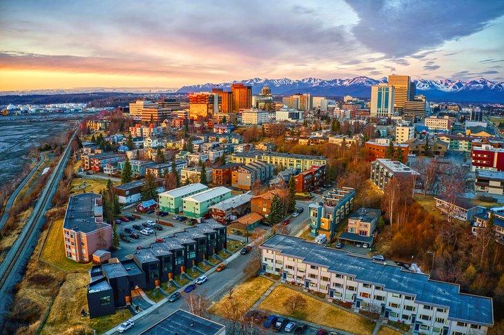 Vue aérienne du centre-ville d'Anchorage au coucher du soleil