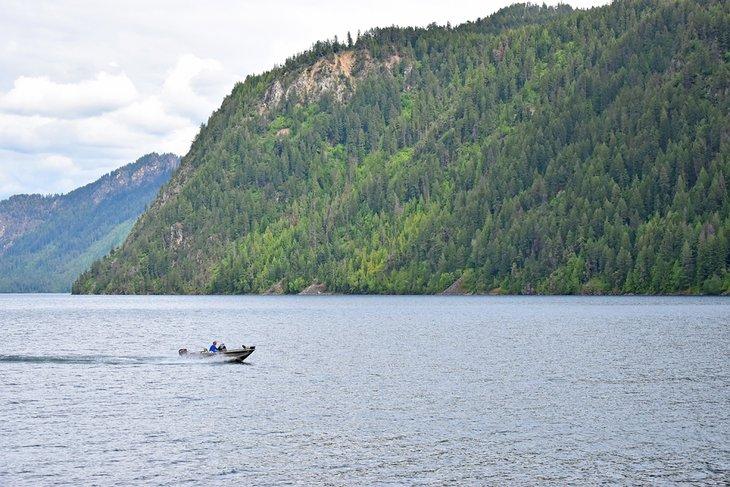 Barco en el Lago Pend Oreille en el Parque Estatal Farragut