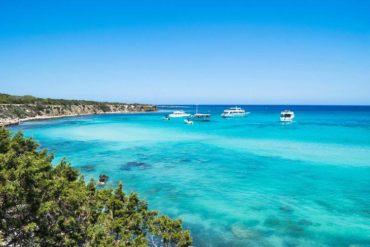 Barcos de excursión anclados en la Laguna Azul