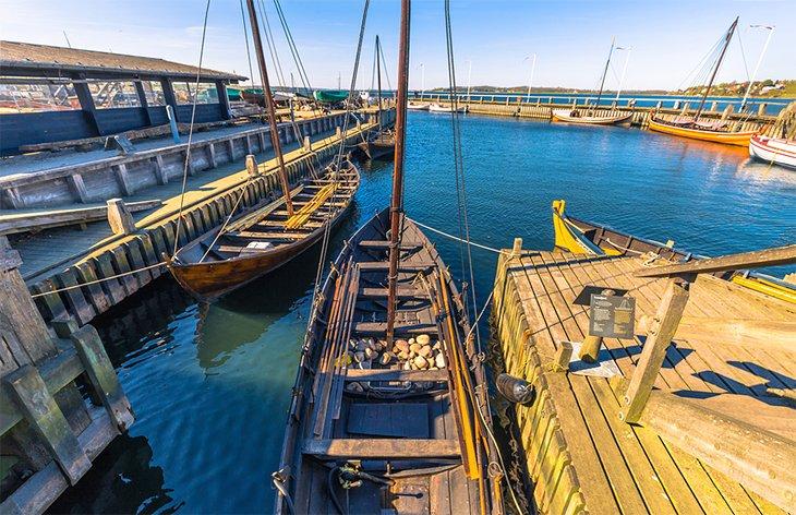 Barcos vikingos tradicionales en el puerto de Roskilde