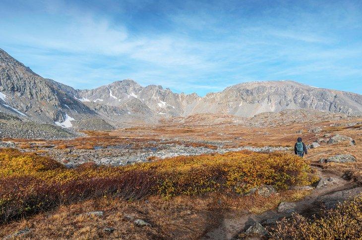 Excursionista en el sendero de McCullough Gulch